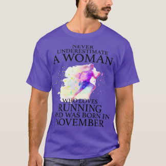 を愛する女性を決してランニング過小評価しない Tシャツ