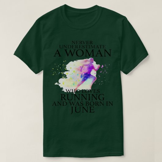 を愛する女性を決してランニング過小評価しない Tシャツ (デザイン正面)