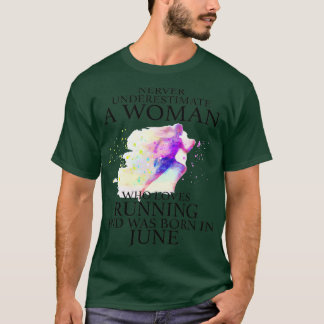 を愛する女性を決してランニング過小評価しない Tシャツ