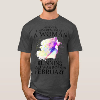 を愛する女性を決してランニング過小評価しない Tシャツ