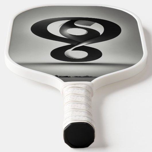 を表す疑問符を使用してロゴを作成する ピックルボールラケット (レイダウン)