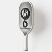 を表す疑問符を使用してロゴを作成する ピックルボールラケット (左)