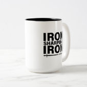 アイアンシャーペンズアイアン – 箴言27:17コーヒーマグ ツートーンマグカップ (正面右)