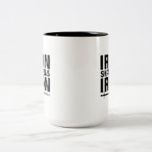 アイアンシャーペンズアイアン – 箴言27:17コーヒーマグ ツートーンマグカップ (中央)