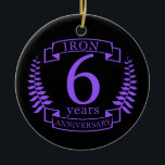 アイアン結婚の6年 セラミックオーナメント<br><div class="desc">6年間の祝結婚のデザイン。このデザインは黒い背景に紫伝統的(この大事な行事の色)色の月桂樹デザインを持っている。この大事な行事伝統的は鉄が贈り物だ。文字読アイロン6周年。結婚6年目祝のロマンチックなデザイン。このもしデザインの救済下に連絡頼カスタマイズ、彼らはこの文字の下にあるデザイナーのボタンです。</div>