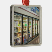 アイオワの食料雑貨品店のビールセクション。 2 メタルオーナメント (右)