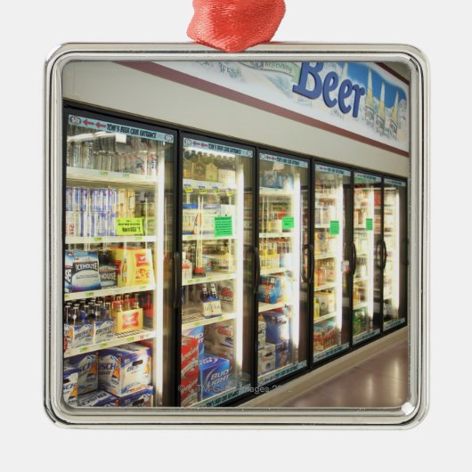 アイオワの食料雑貨品店のビールセクション。 2 メタルオーナメント (正面)