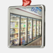 アイオワの食料雑貨品店のビールセクション。 2 メタルオーナメント (左)