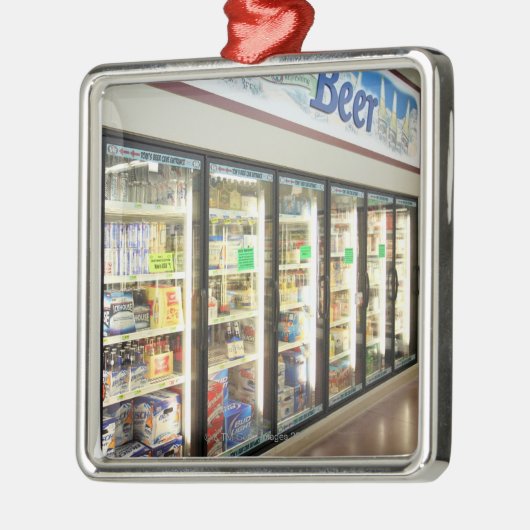 アイオワの食料雑貨品店のビールセクション。 2 メタルオーナメント (左)