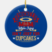 アイシングおもしろいだけではないホッケーママ セラミックオーナメント (裏面)