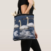 アイシー川の白鳥 トートバッグ (クローズアップ)