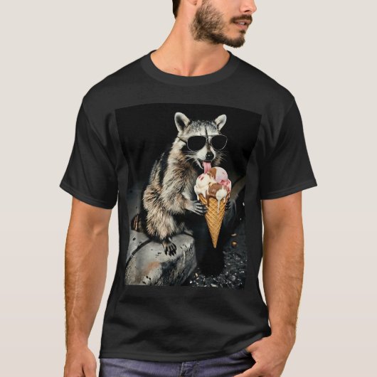 アイスを食べるアライグマ 笑える動物デザイン Tシャツ (正面)