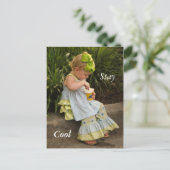 アイスを食べる小さな女の子 ポストカード (スタンド正面)