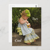 アイスを食べる小さな女の子 ポストカード (正面/裏面)