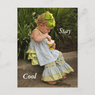 アイスを食べる小さな女の子 ポストカード