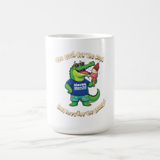アイスを食べる面白いワニの夏のキャラクターデザイン コーヒーマグカップ (中央)
