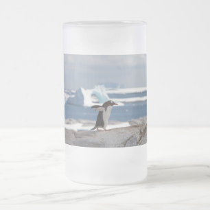 アイスアーチの前のペンギン フロストグラスビールジョッキ