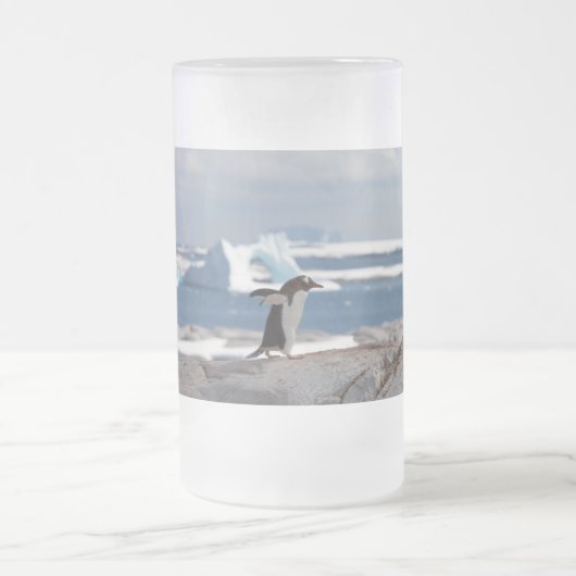アイスアーチの前のペンギン フロストグラスビールジョッキ (中央)