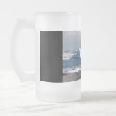 アイスアーチの前のペンギン フロストグラスビールジョッキ (左)