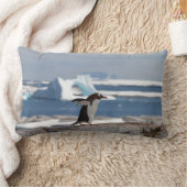 アイスアーチの前のペンギン ランバークッション (ブランケット)
