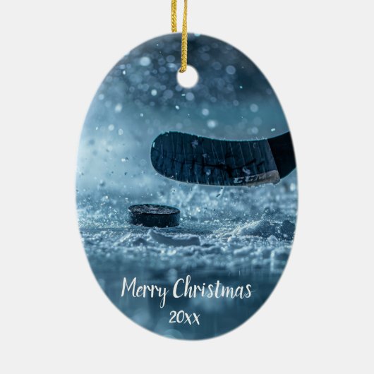 アイスカスタムホッケー選手のクリスマスの日付付きクリスマス セラミックオーナメント (裏面)