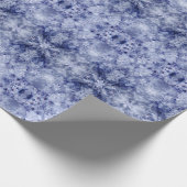 アイスクリスタルとスノーフレークの深いブルー ラッピングペーパー (角)