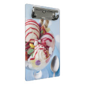 アイスクリームおよび甘いサンデーのトリオ ミニクリップボード (アングル)