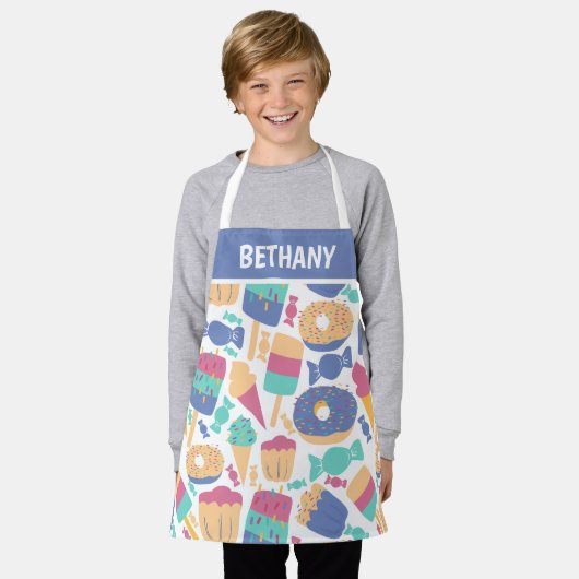 アイスクリームとキャンディーの夏の模様パーソナライズされた エプロン (着用した状態)