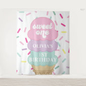 アイスクリームとスプリンクルズ スウィートワン 1歳の誕生日 タペストリー (正面)