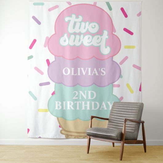 アイスクリームとスプリンクル 2つのおいしい2歳の誕生日 タペストリー (インサイチュ)