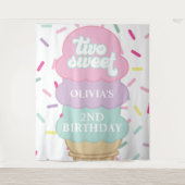 アイスクリームとスプリンクル 2つのおいしい2歳の誕生日 タペストリー (正面)
