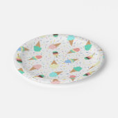 アイスクリームと甘い誕生日パーティーケーキを振りかける ペーパープレート (アングル)