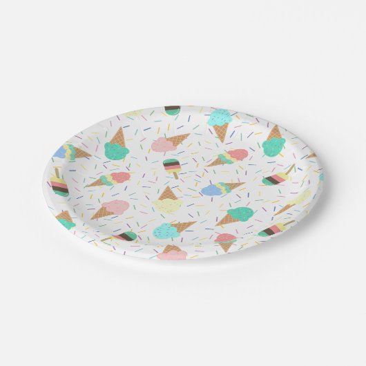 アイスクリームと甘い誕生日パーティーケーキを振りかける ペーパープレート (アングル)