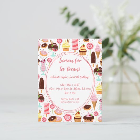 アイスクリームの女の子に悲鳴を上げるかわいい誕生日 インビテーションポストカード (スタンド正面)