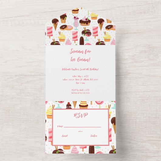 アイスクリームの女の子に悲鳴を上げるかわいい誕生日 オールインワン招待状 (内側)