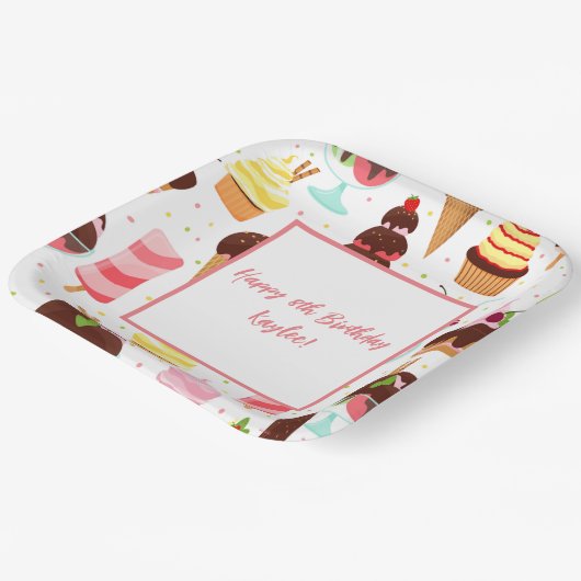 アイスクリームの女の子に悲鳴を上げるかわいい誕生日 ペーパープレート (傾斜あり)