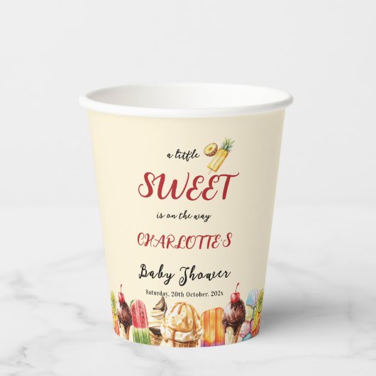 アイスクリームの赤ちゃんシャワーの途中に少し甘い 紙コップ (正面)