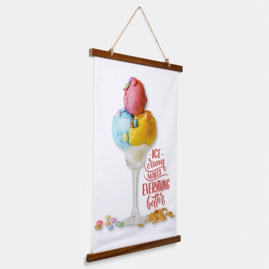 アイスクリームは全てをより良くするキッチン |バー 吊り下げ型タペストリー (傾斜あり)