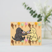 アイスクリームを共有する黒と黄色のラブラドール ポストカード (スタンド正面)