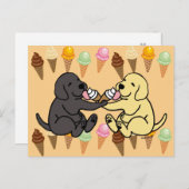 アイスクリームを共有する黒と黄色のラブラドール ポストカード (正面/裏面)