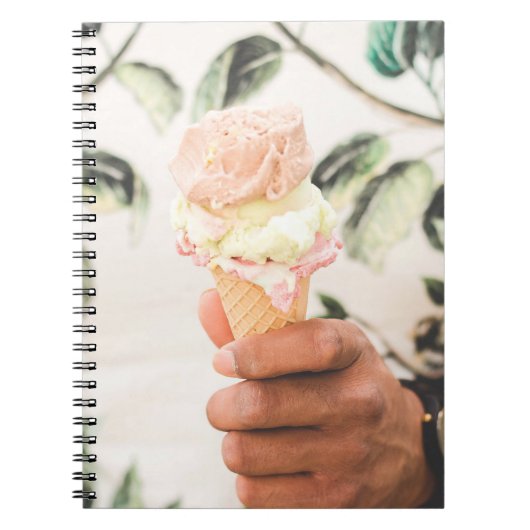 アイスクリームコーンを3つの味で持っている人 ノートブック (正面)