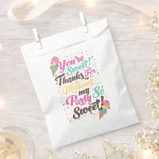 アイスクリームコーン明るいタイポグラフィ誕生日パーティー フェイバーバッグ (クリップ留めされた状態)
