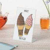 アイスクリームコーン漫画イラストレーション 台座サイン (インサイチュ)