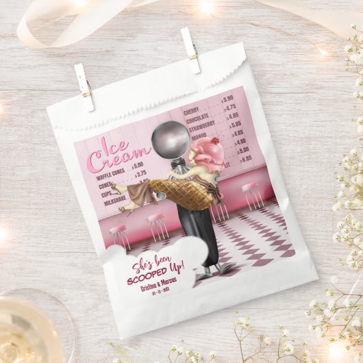 アイスクリームスコップアップブライダルシャワー フェイバーバッグ (クリップ留めされた状態)
