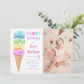 アイスクリームスリースクープのおもしろい誕生日写真 招待状 (スタンド正面)