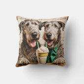 アイスクリームソーダを持つアイルランドの狼 クッション (裏面)