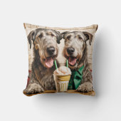 アイスクリームソーダを持つアイルランドの狼 クッション (正面)