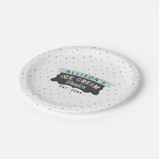 アイスクリームパーラーおもしろいはっきりした水玉模様誕生パーティー ペーパープレート (アングル)