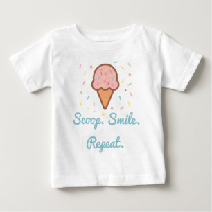 アイスクリームベビーTシャツ – スクープ。スマイル。繰り返す。 ベビーTシャツ
