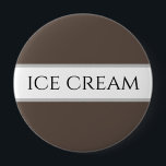 アイスクリーム文字おもしろいチョコレートブラウン白ストライプ粒 缶バッジ<br><div class="desc">このおもしろいデザインは、白とココアブラウンの文字を中心としたアイスクリームストライプクリーム。</div>